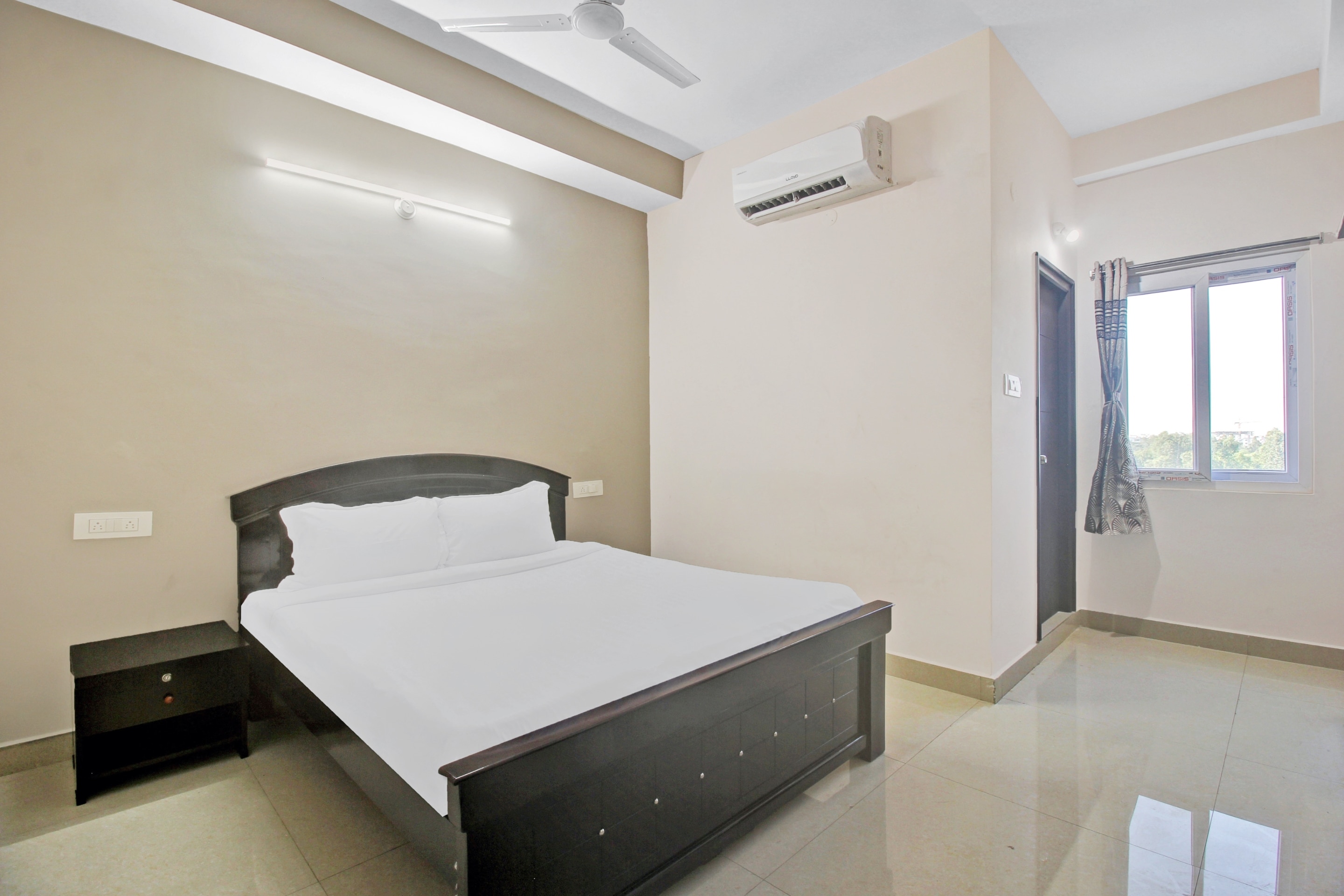 Hotel O Hillside Hotels Dlf Gachibowli Near Shilparamam - Tap to explore photos
