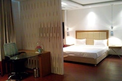 Hotel Amora, Raj Nandgaon