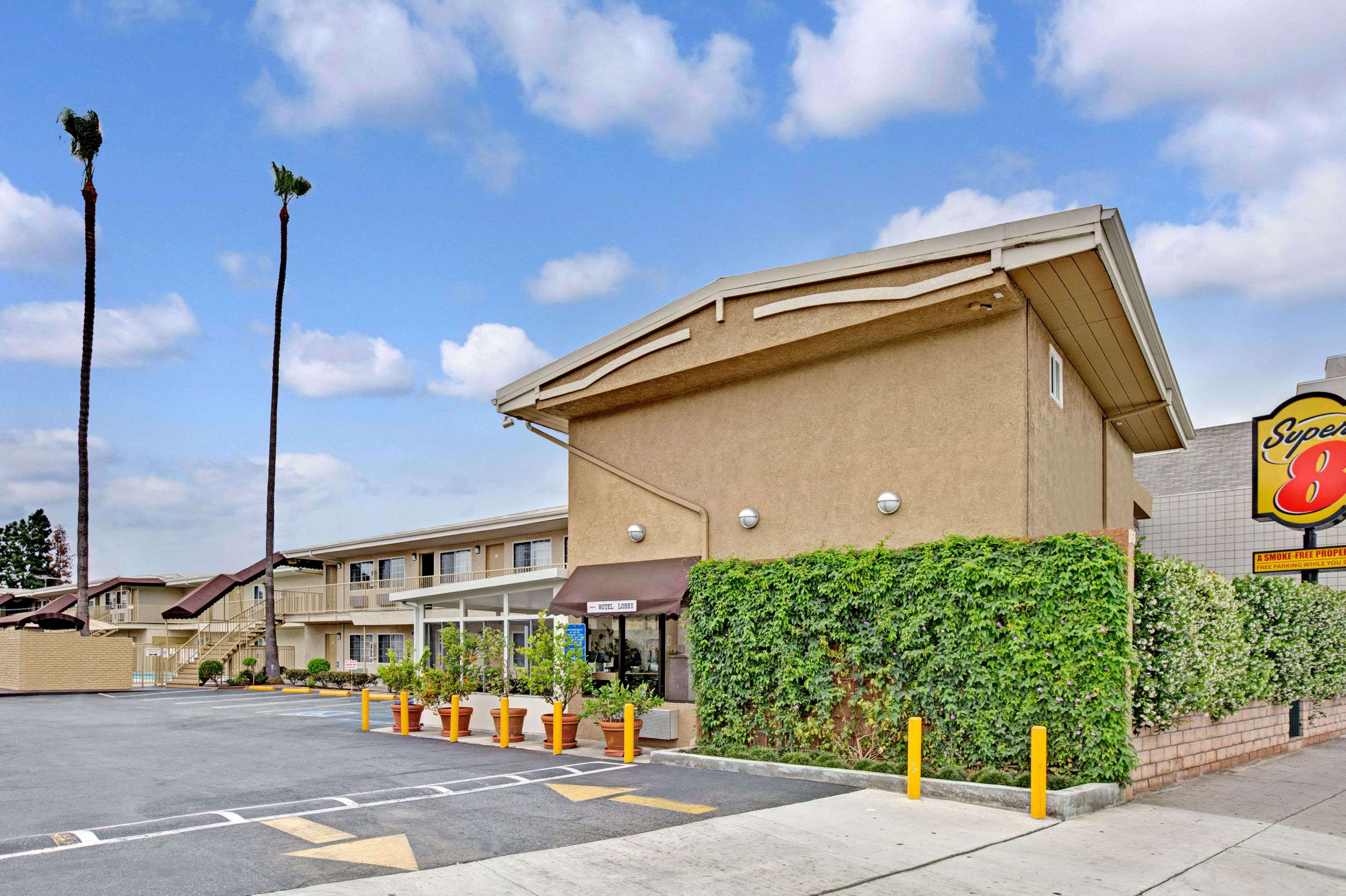 Super 8 by Wyndham Los Angeles-Culver City Area - Tap to explore photos