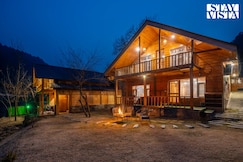 StayVista at Faith @ Amanat Riverfront Cottage - BBQ, WiFi, Pahalgam