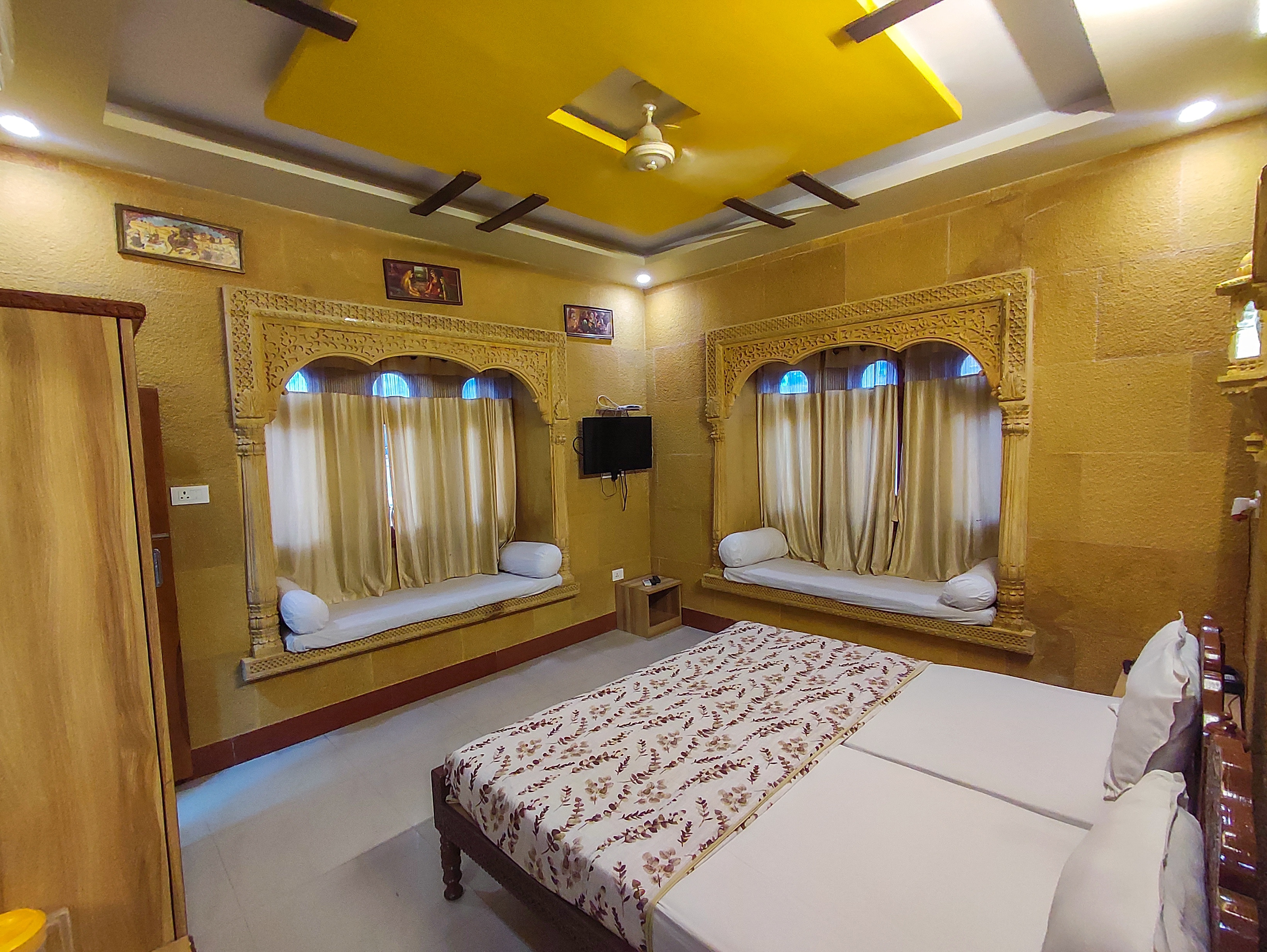 Hotel Haveli - Tap to explore photos