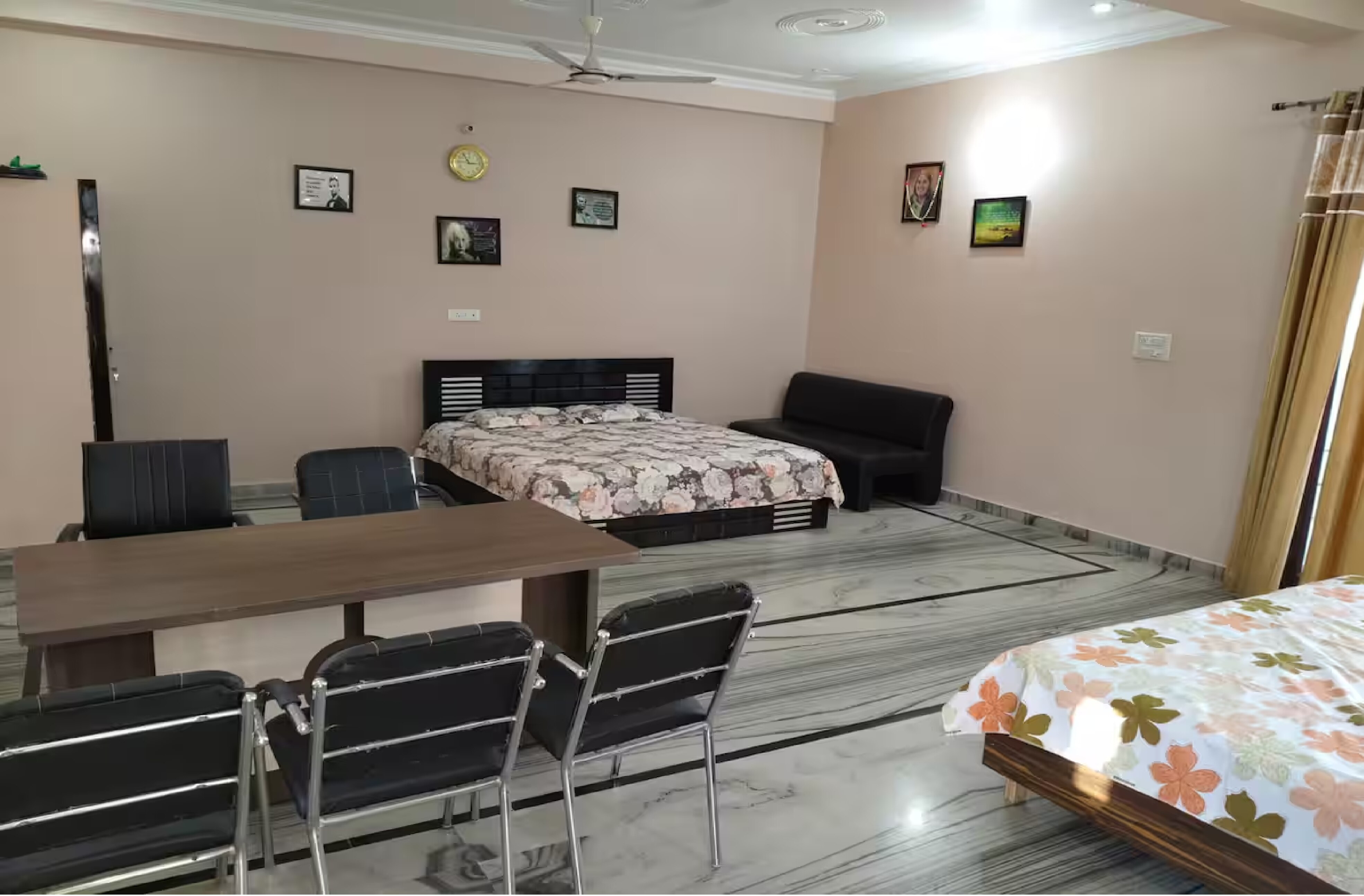 Branson Bagpackers Homestay - Tap to explore photos