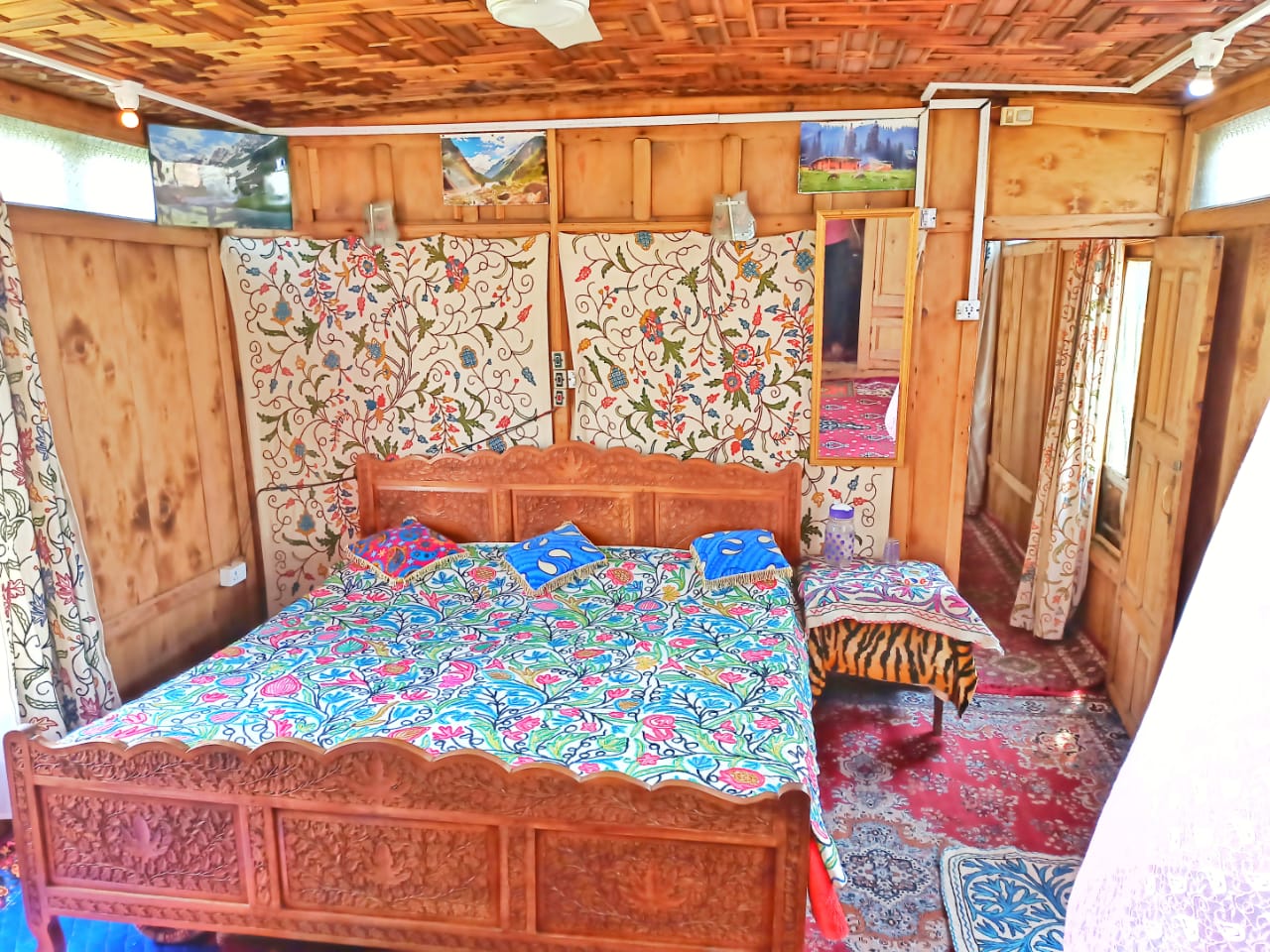 Houseboat Tanveer Mahal - Tap to explore photos