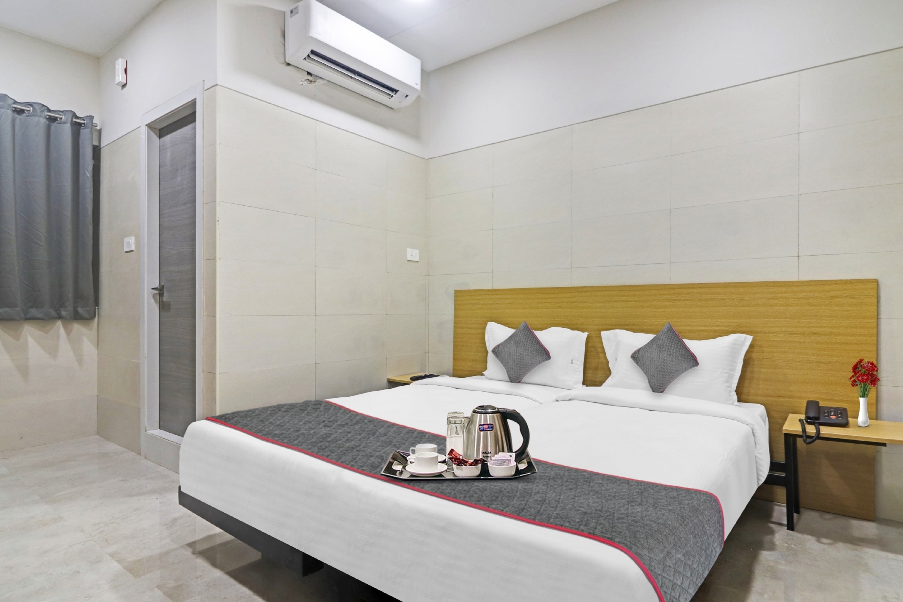 Super Townhouse Ameerpet - Tap to explore photos