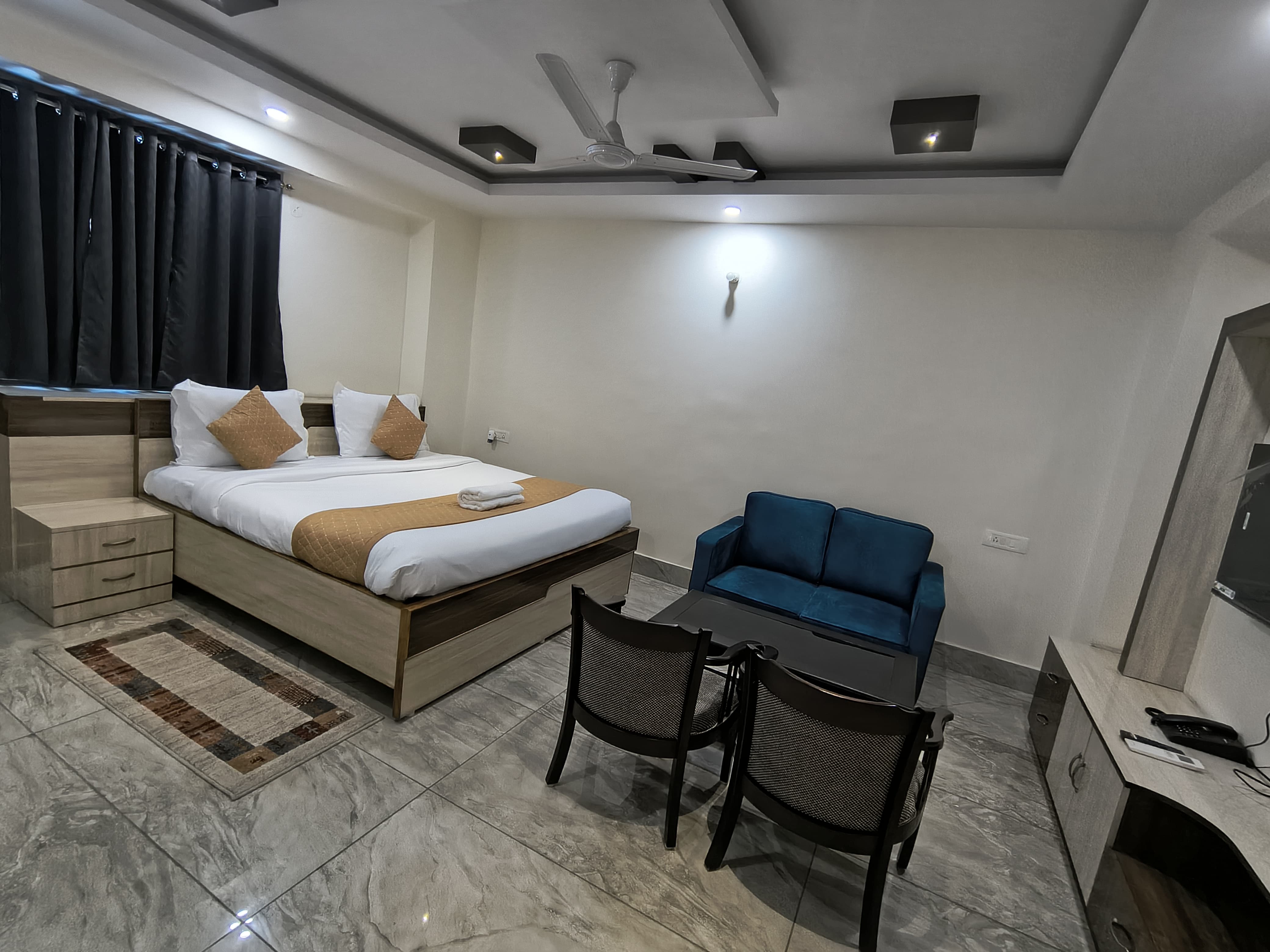 PARVATI HOTEL AND BANQUET - Tap to explore photos