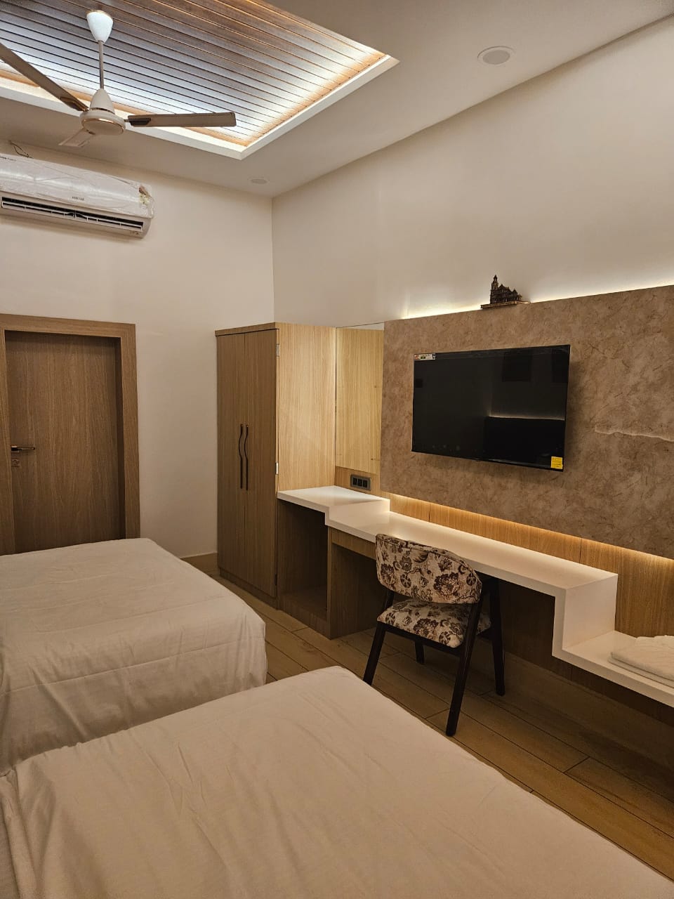 Anupam home stay - Tap to explore photos