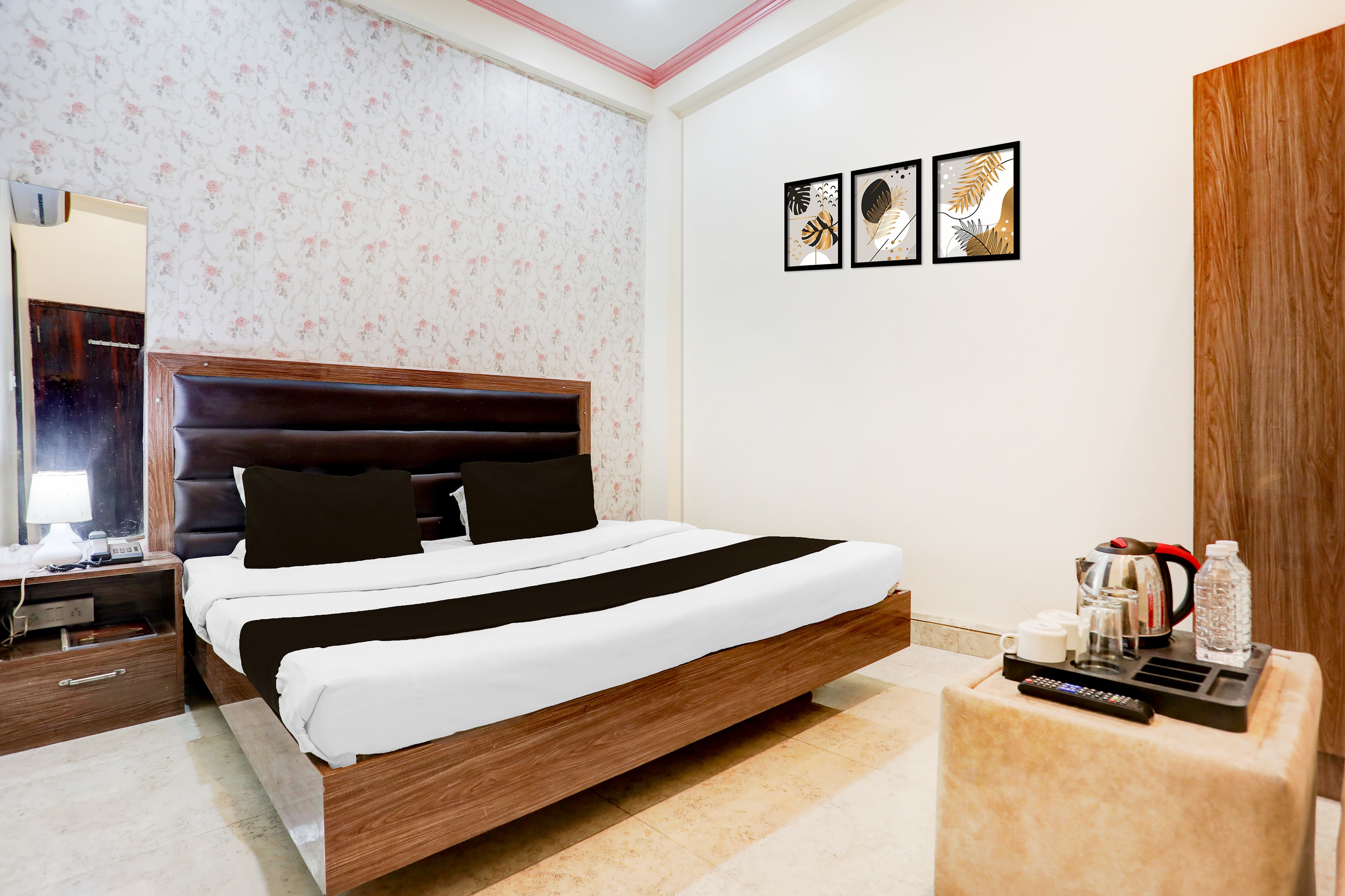 Super Hotel O Sankat Mochan Gandhi Nagar - Tap to explore photos