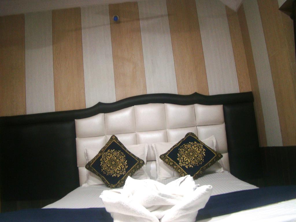 New Hotel Suman - Tap to explore photos