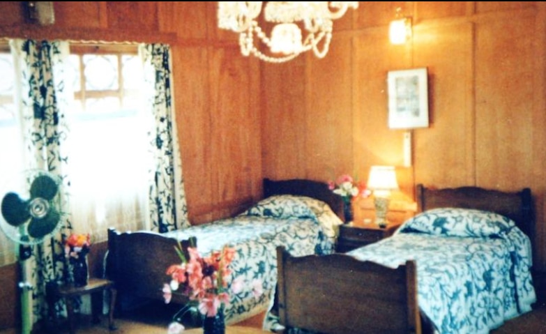 Vale of Kashmir Houseboat - Tap to explore photos