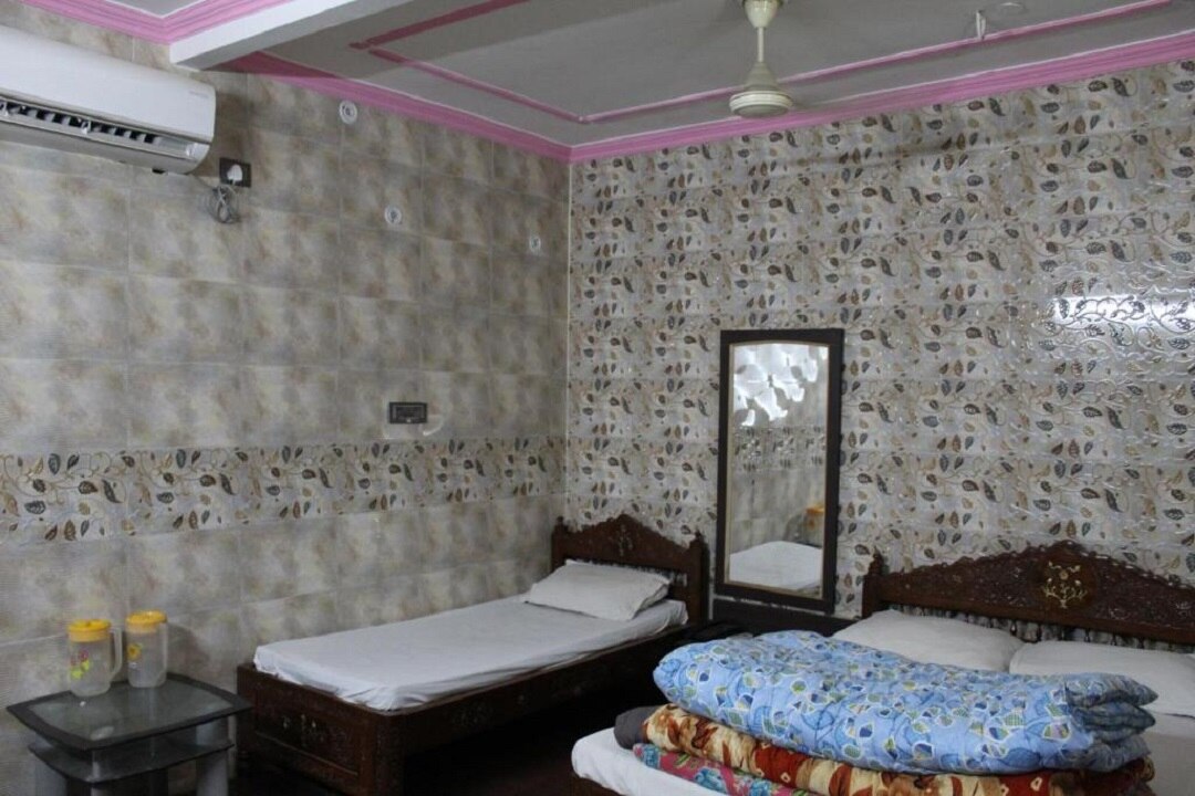 Shree Shyam Palace Guest House - Tap to explore photos