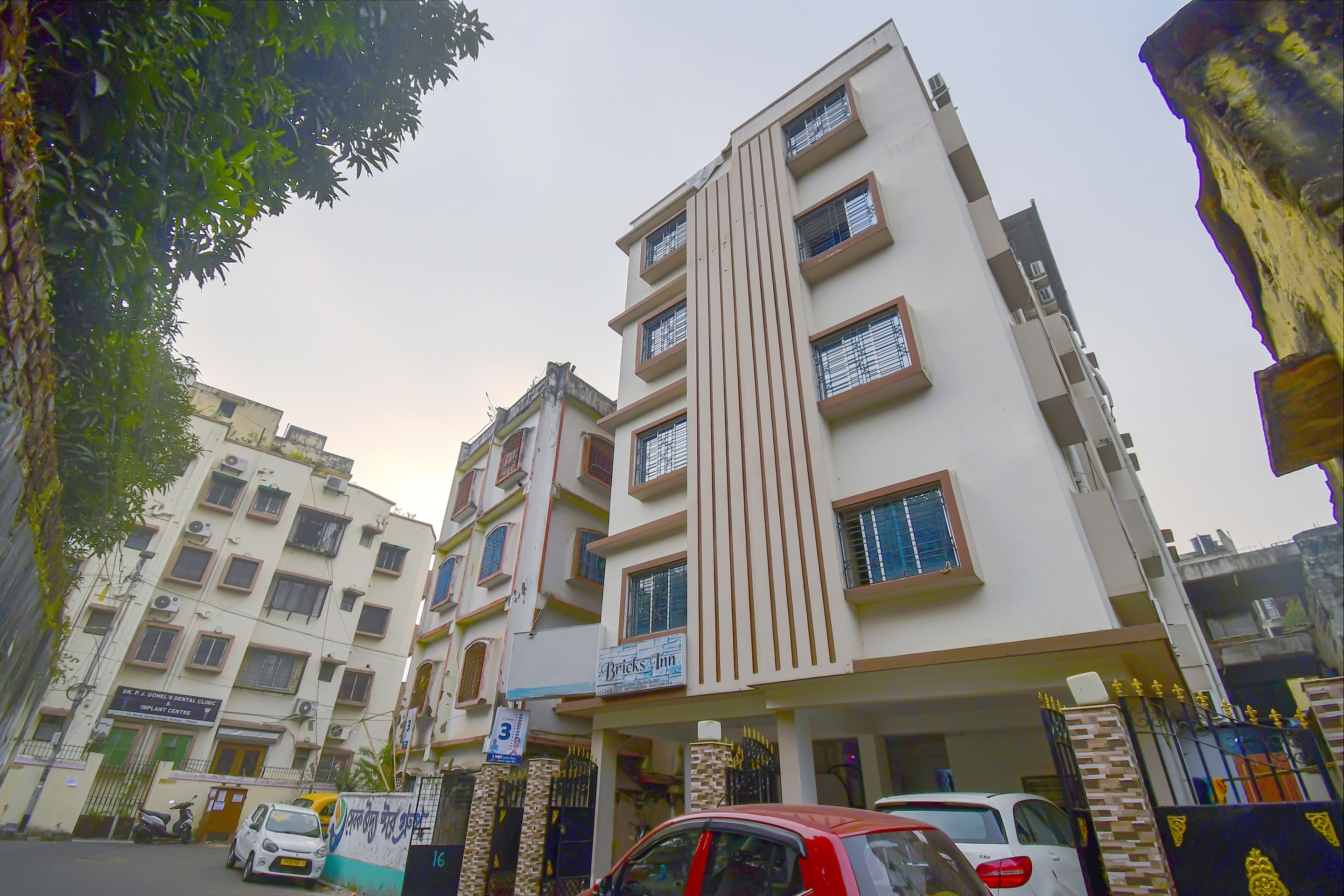 Super Collection O Bricks Inn Hazra Road Near Birla Mandir - Tap to explore photos