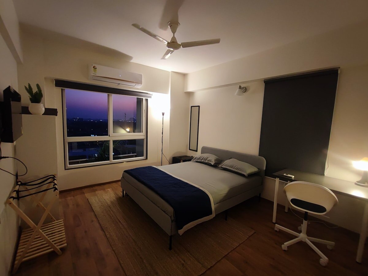 Alpha Room on 14th floor Apartment - Tap to explore photos