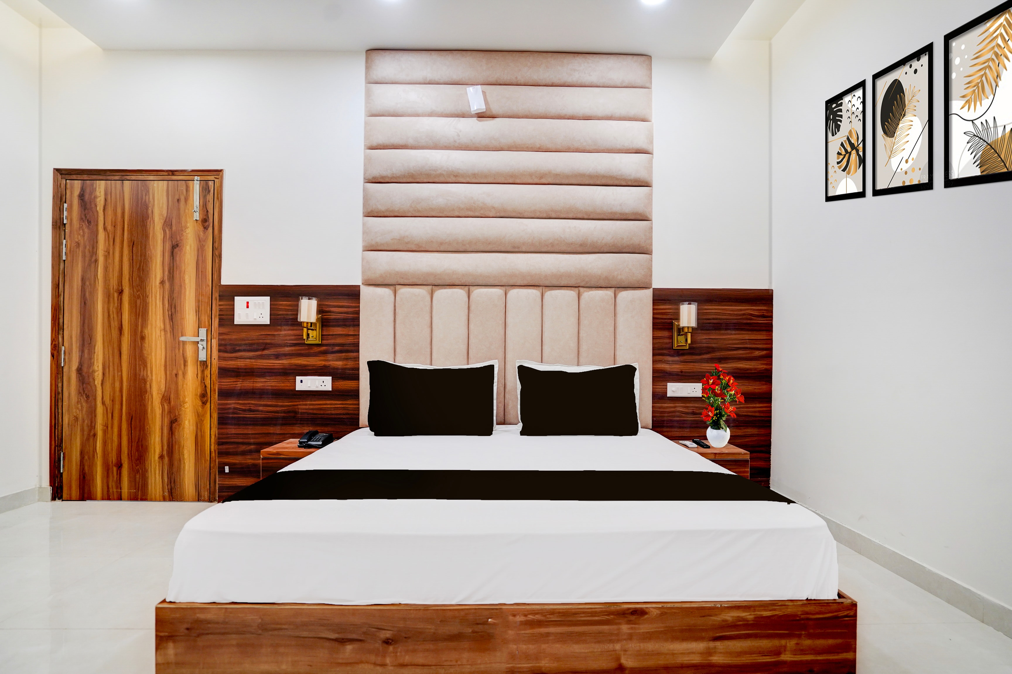 Collection O Meerut CIty junction Formerly Hotel Elegant - Tap to explore photos