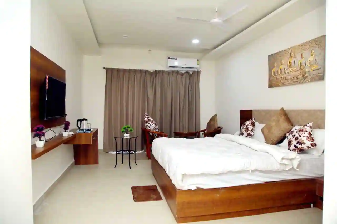 Hotel Famous Grand, Hyderabad