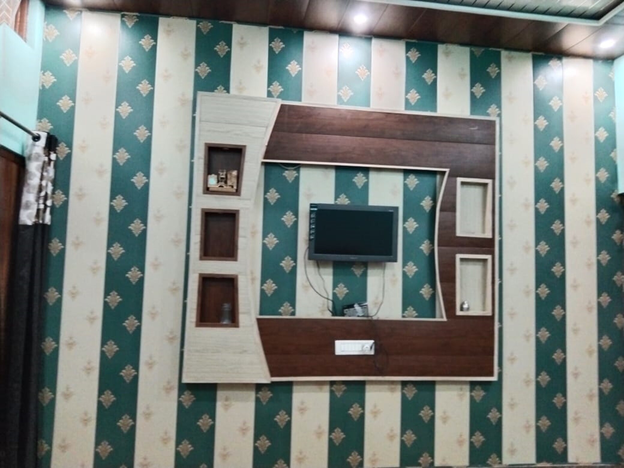 Shri Shyam Homestay, - Tap to explore photos