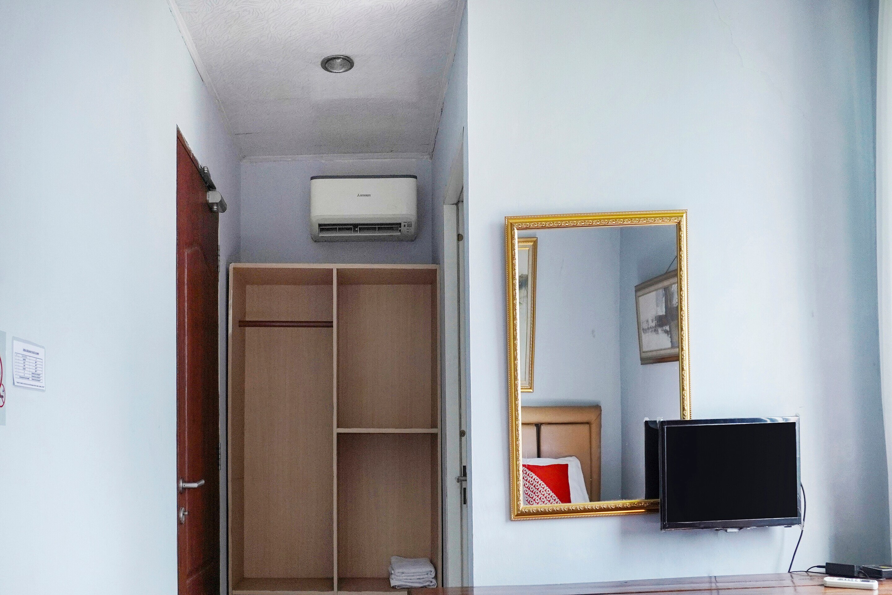 Super OYO 91188 Hotel Teratai Cikarang - Tap to explore photos