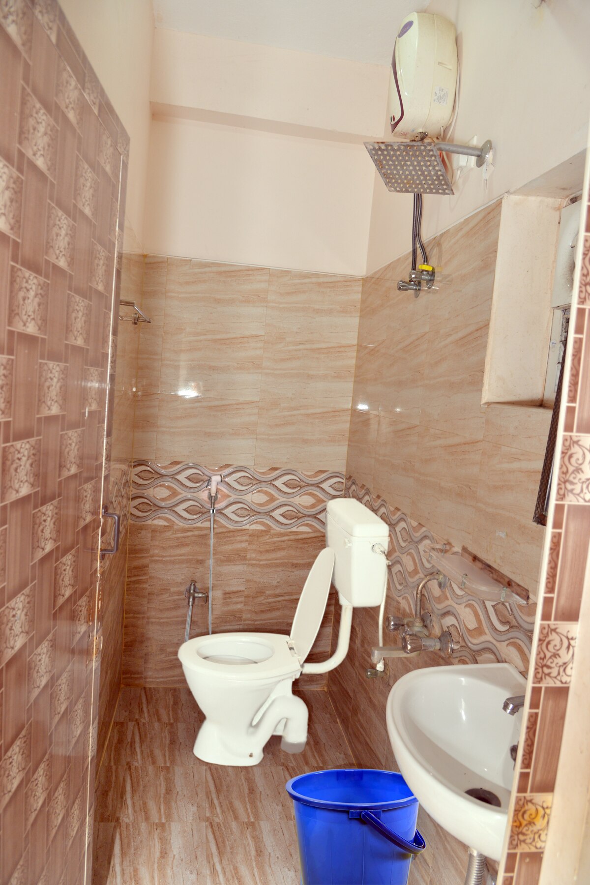 WHITES INN NEARBY CHENNAI AIRPORT - Tap to explore photos