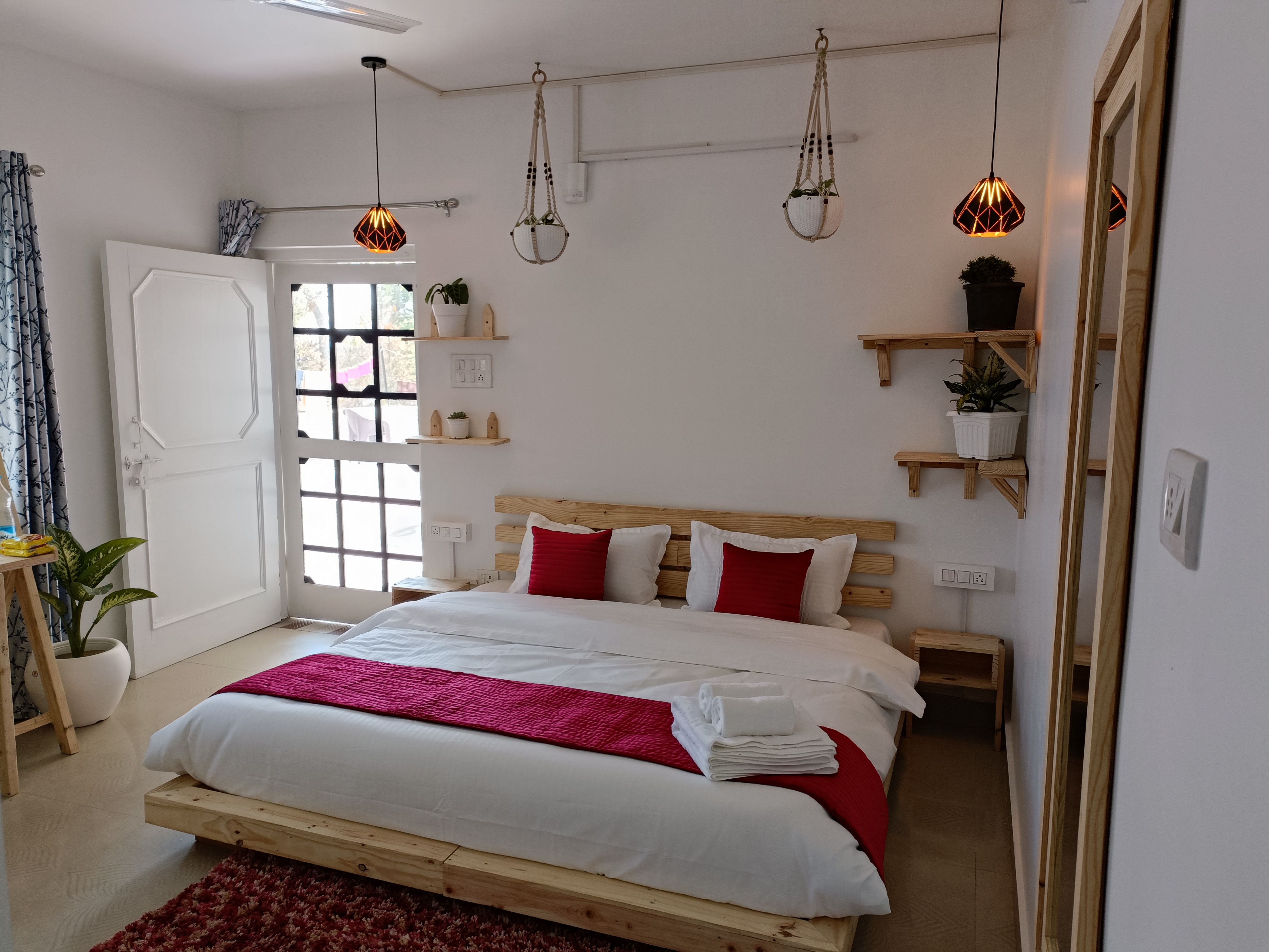Secret Serenity Lovely Single Room - Tap to explore photos