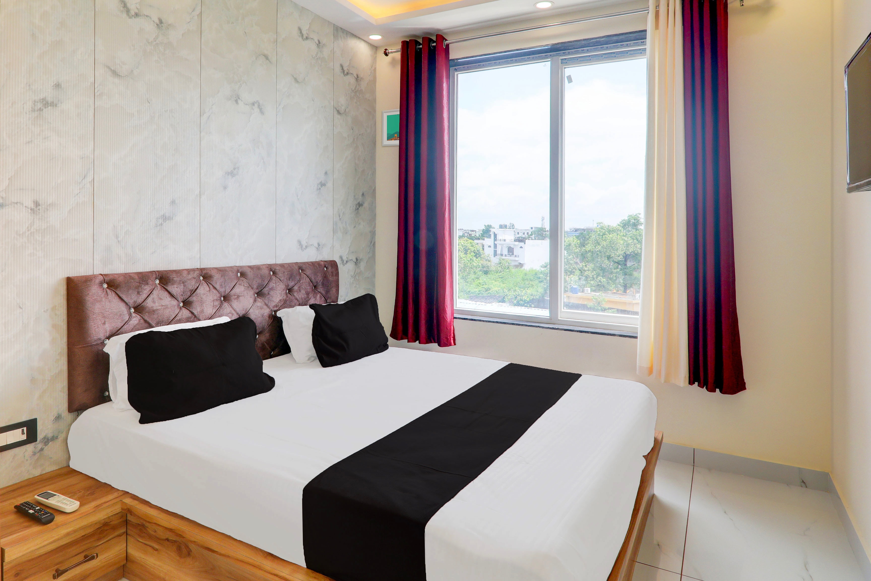 827055 Hotel Manyam Palace - Tap to explore photos