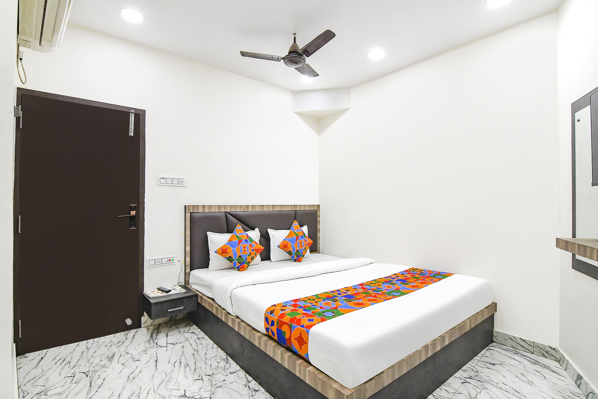 FabExpress SR Royale - Nr. Sealdah Station - Tap to explore photos
