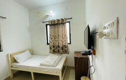 Deluxe room with attached bathroom