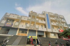 HOTEL O KSR GRAND, Vayalipad