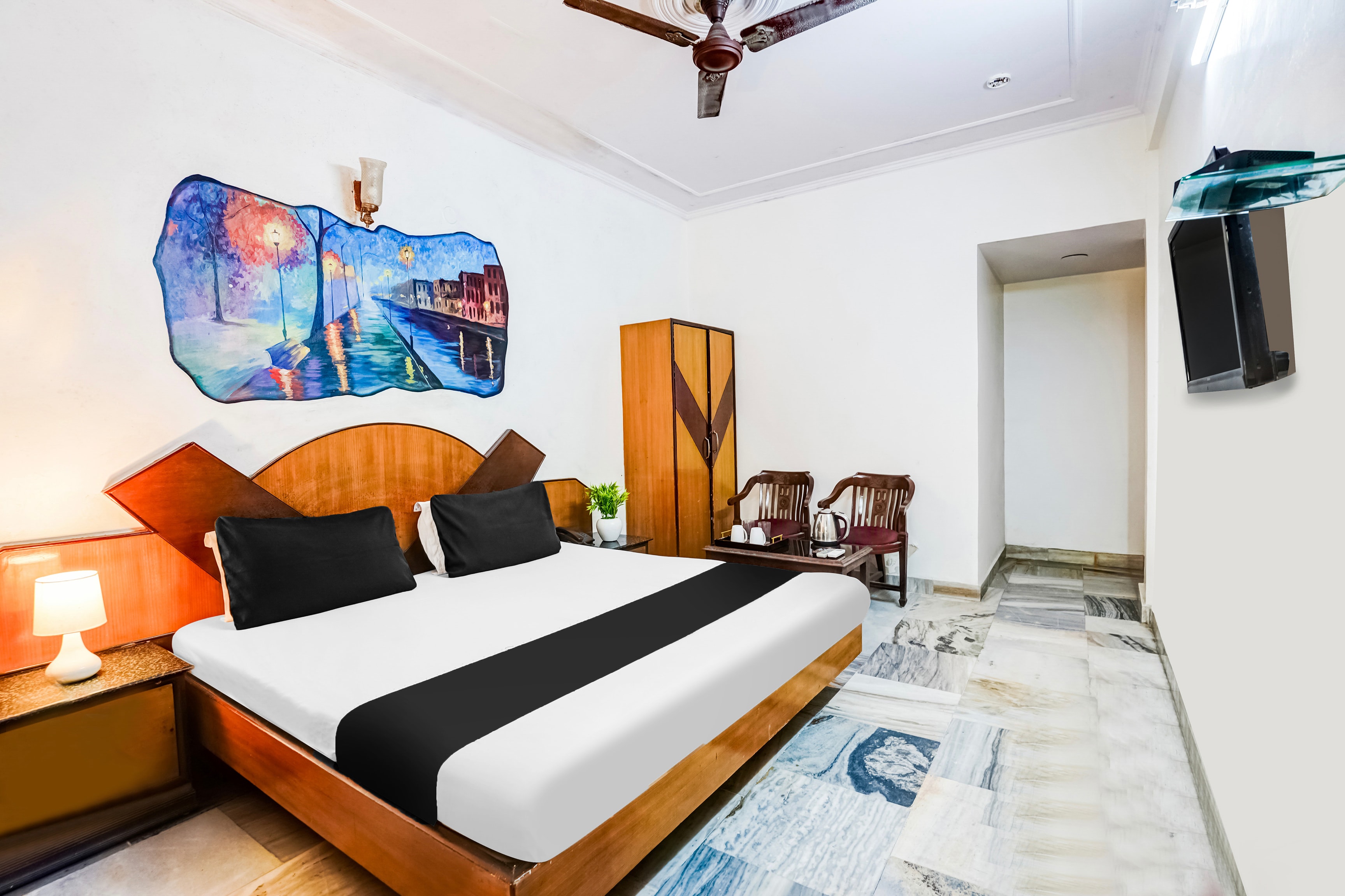 Super Hotel O Paharganj Near Railway Station Formerly Chand Palace - Tap to explore photos