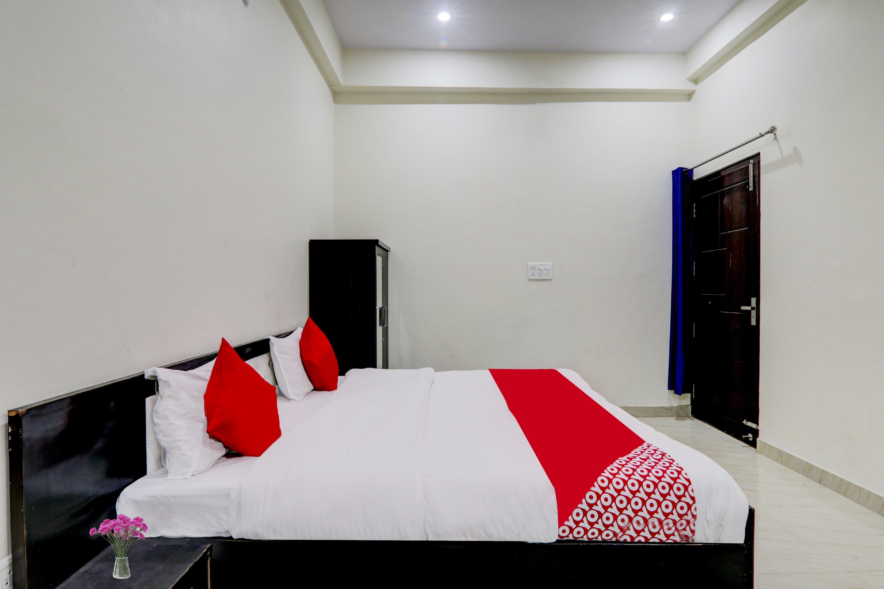 Hotel O Roister Inn Near Gomti Riverfront Park - Tap to explore photos
