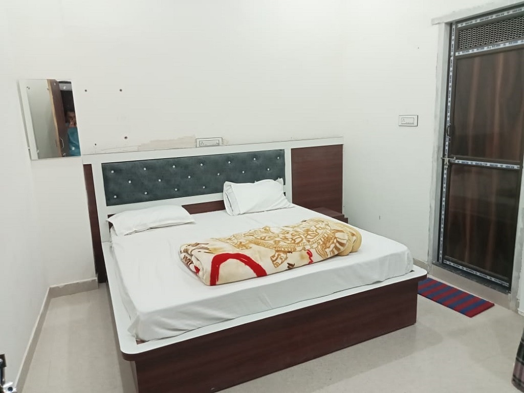 RADHARAMAN GUEST HOUSE - Tap to explore photos