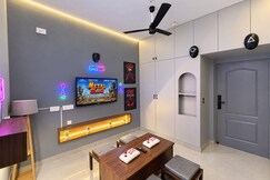 The Arcade Suite - Retro Gaming - Cozy Stay, Greater Noida