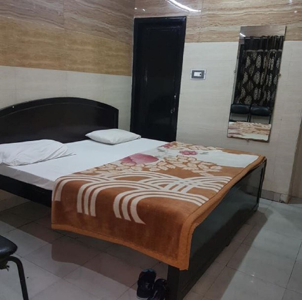 Hotel Paradise Hapur - Tap to explore photos