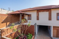 Hillside Villa 3BR pool view, Yadgir