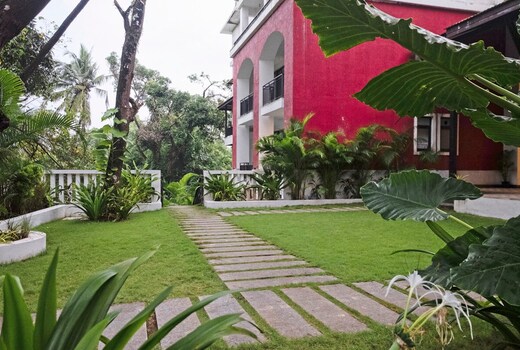 Stylish 2BHK Apt with Pool nr Candolim Beach | Hireavilla