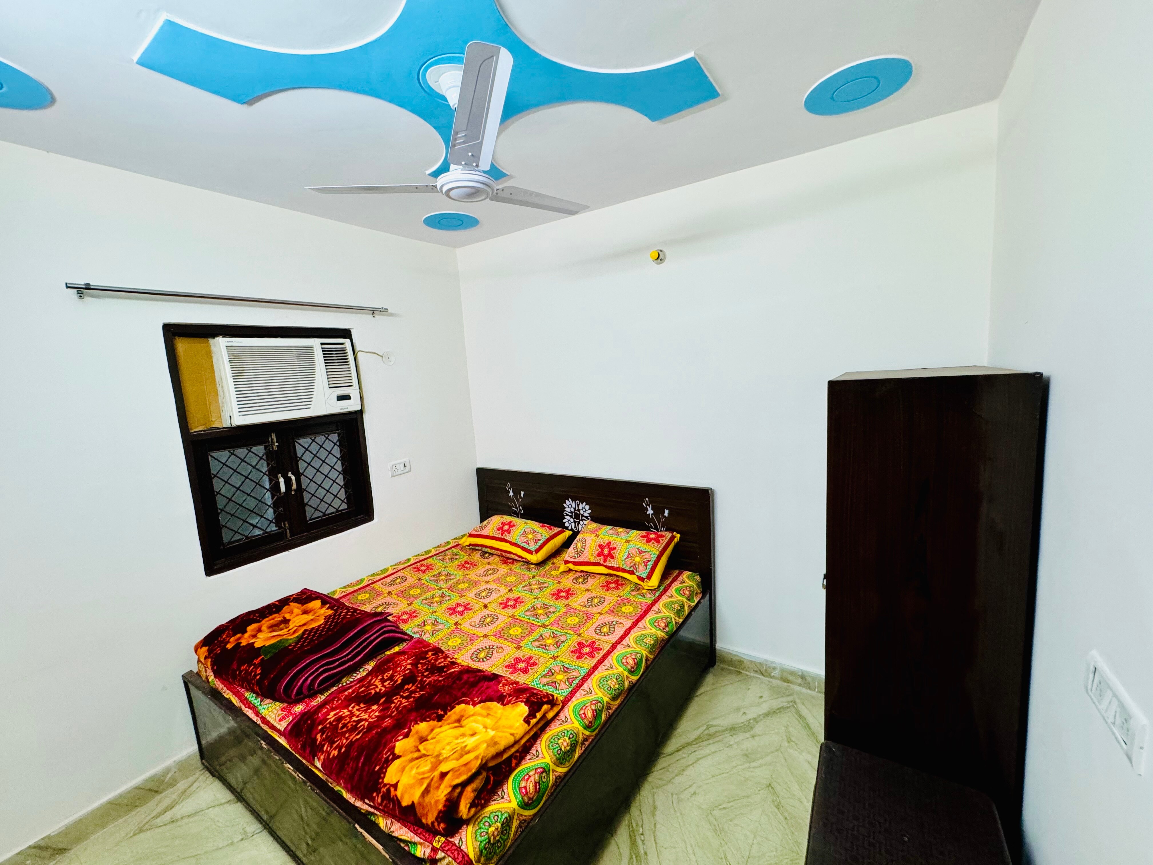 The House 2, 1 Bedroom Flat-Rohini Sector 5 - Tap to explore photos