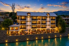 Hotel River View  Jhelum Riverside by Aura Stays, Srinagar