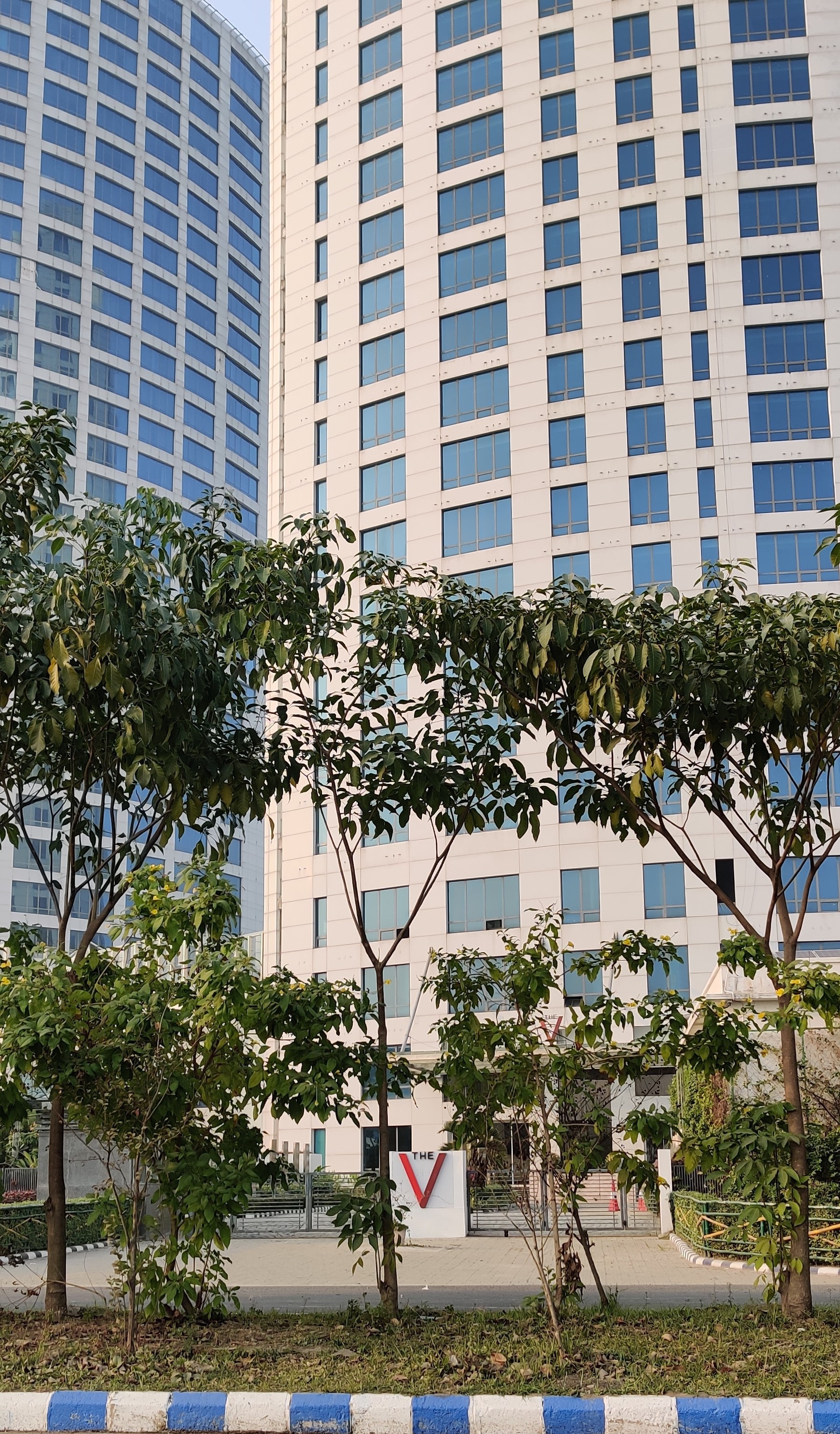 spacious 5 star  1 bedroom condo with a pool - Tap to explore photos