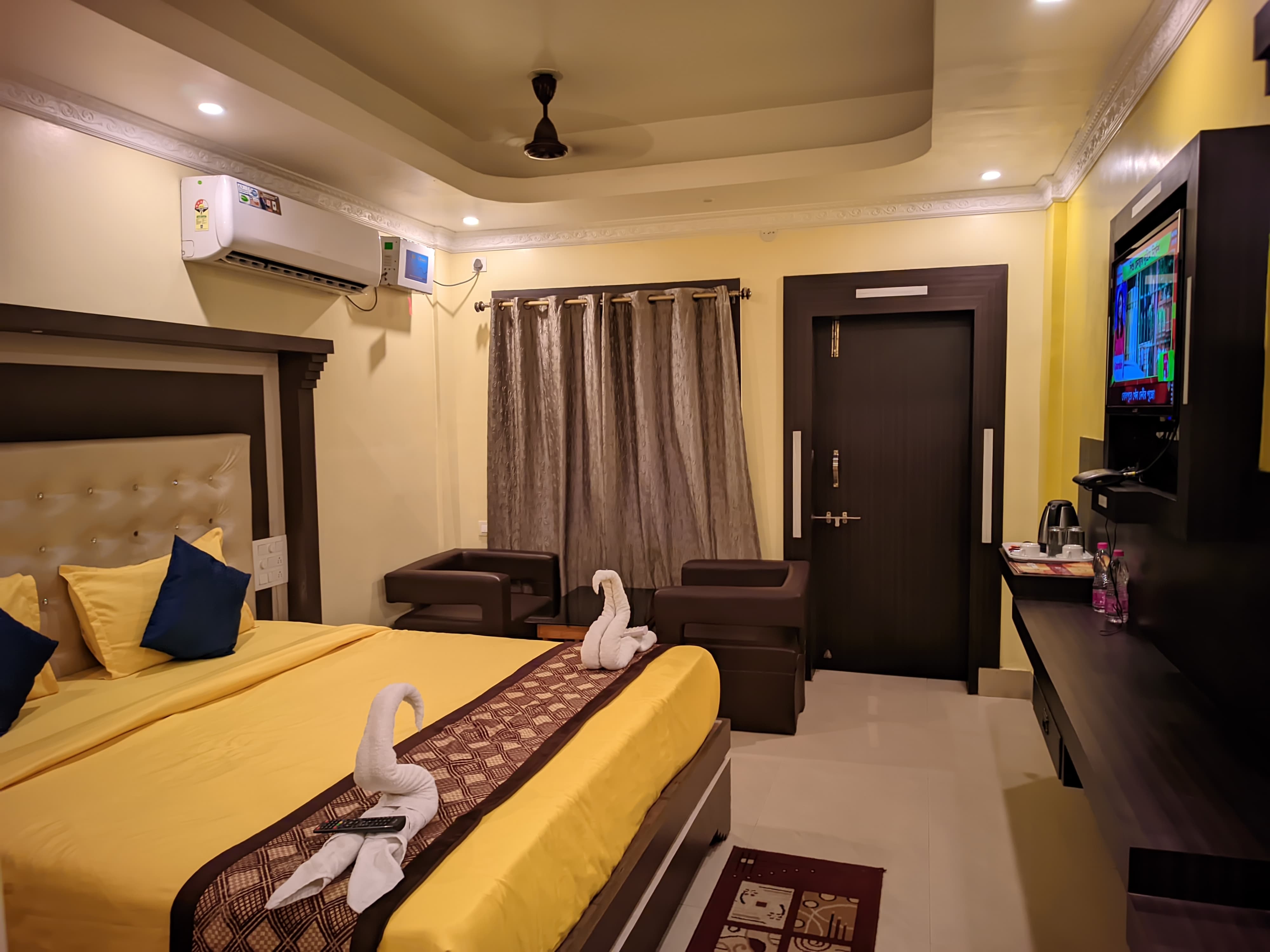 BOLLYWOOD 2.0 HOTEL - 50 METER TO BEACH - Tap to explore photos