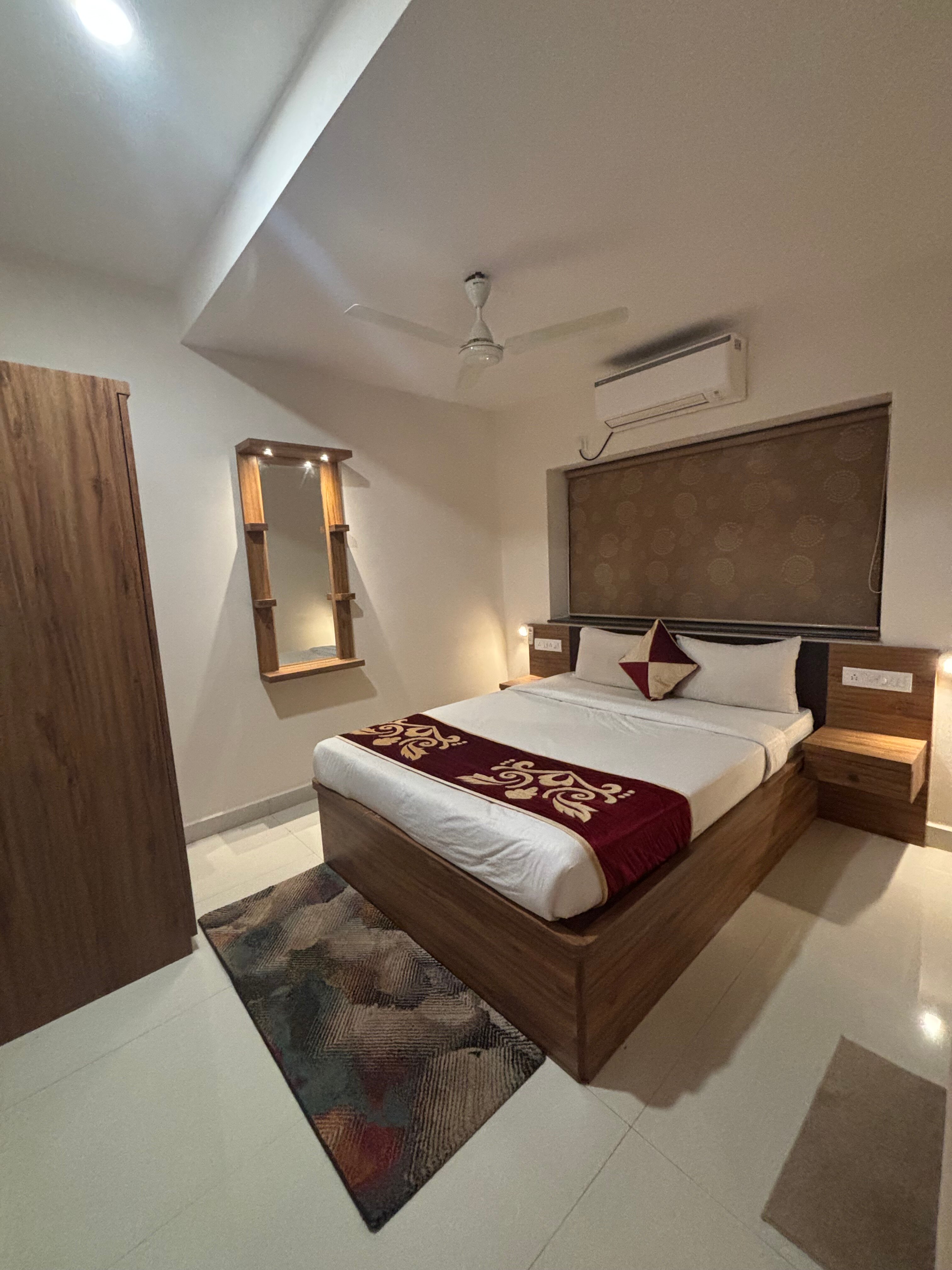 Villa SeaBreeze - Gorgeous 4BHK w/ Pool & Jacuzzi - Tap to explore photos