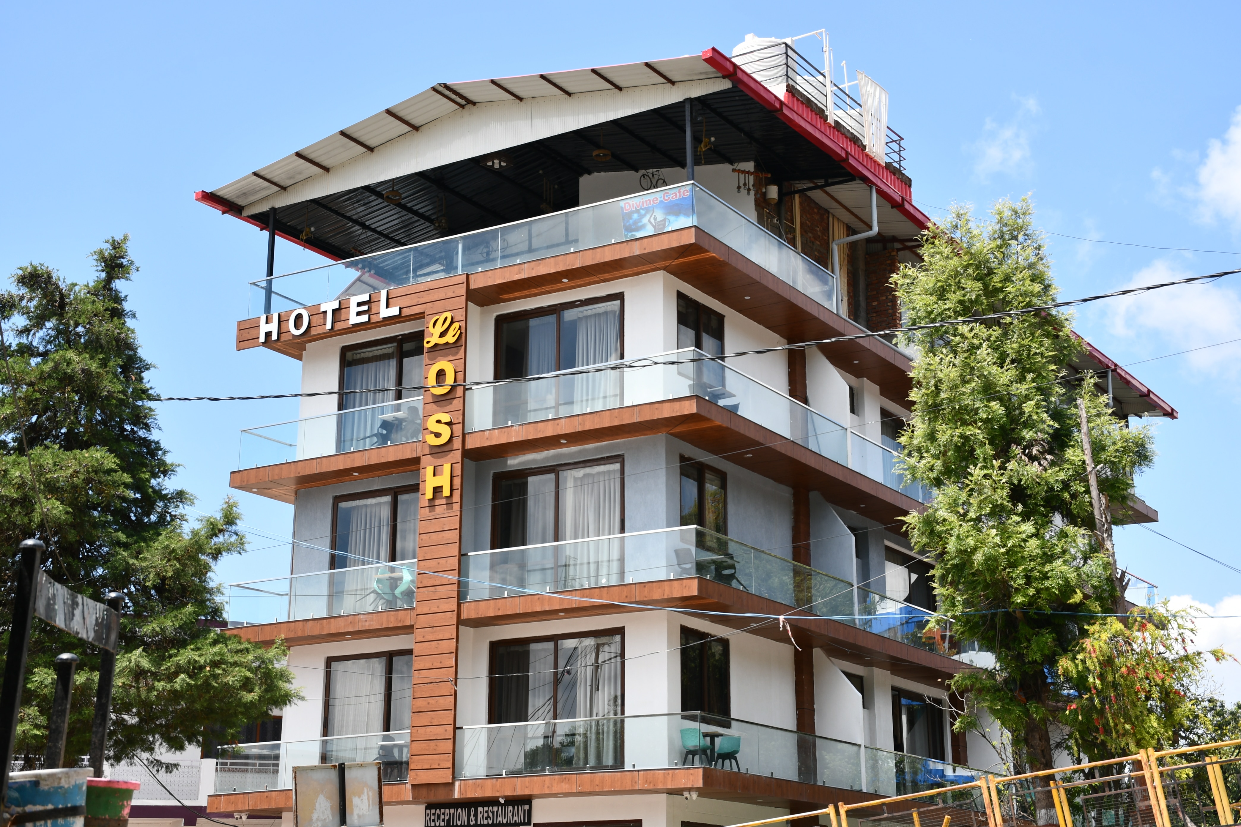 Hotel Le Osh Lansdowne - 500m from Bhulla Lake and Free Live Music on Weekends - Tap to explore photos