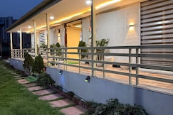 Wolf Retreat Farahouse, Greater Noida