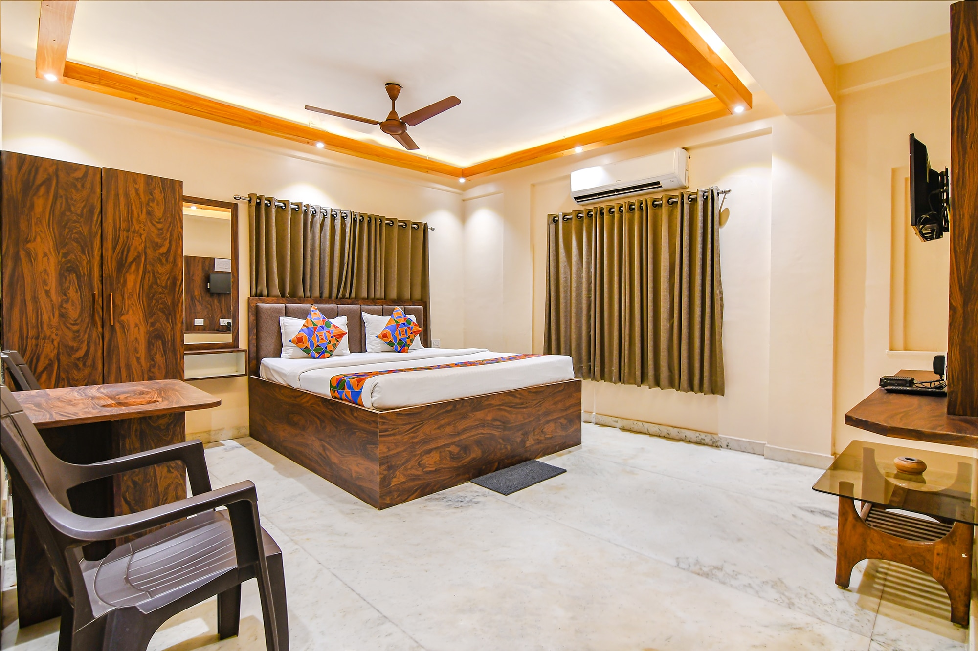 FabHotel The Golden Orchid - Hazra Road - Tap to explore photos