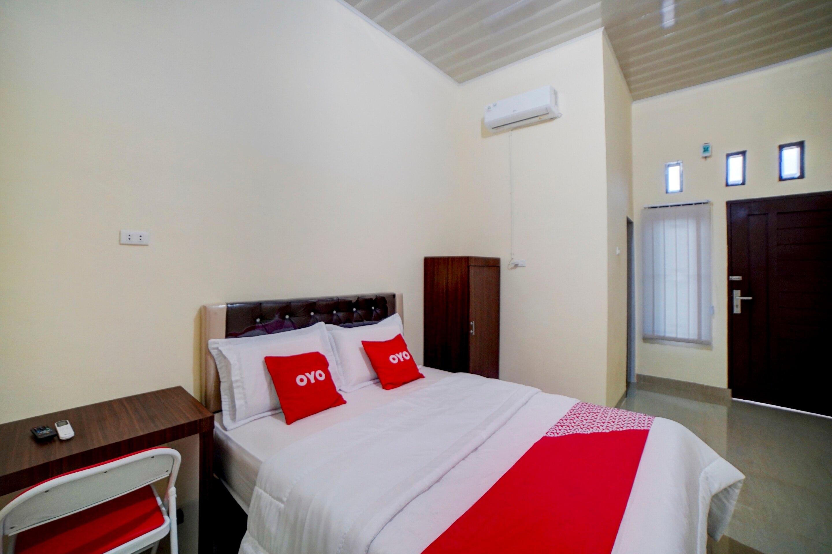 Super OYO 90773 Shine Guest House Syariah - Tap to explore photos