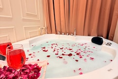Luxury Jacuzzi Studio By Cayetana | Near Airport, Jaipur