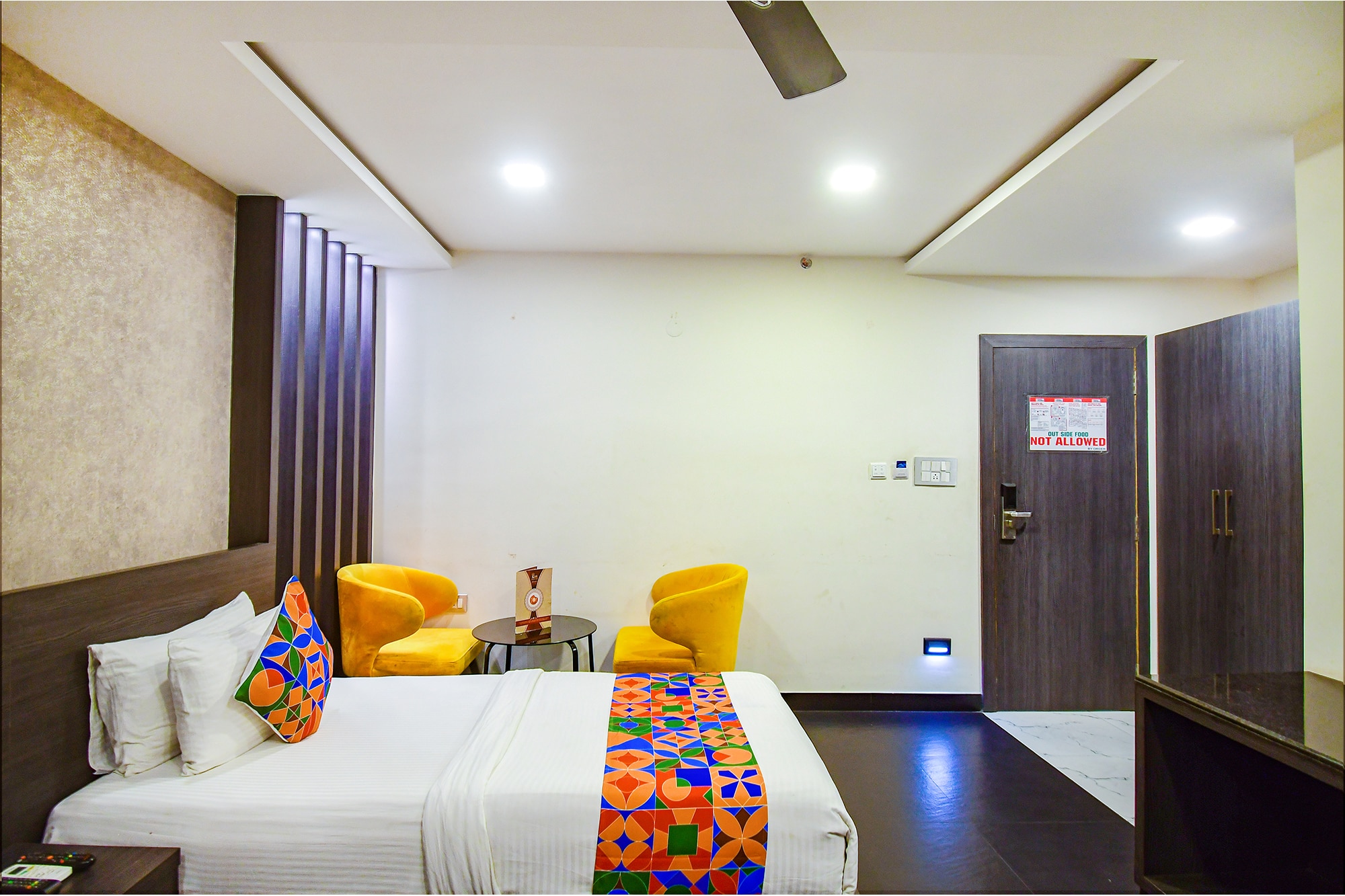 FabHotel Prime Kzar Corporate - Nr. Sealdah Station - Tap to explore photos