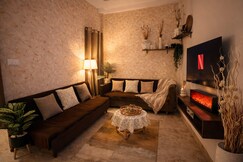 Luxe Earthy Cozy 1BHK | 43inch SmartTV | WiFi | AC, Indore