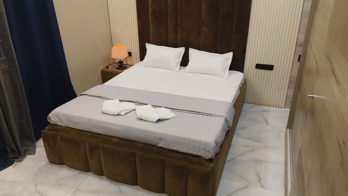 Lavish inn homestay - Tap to explore photos
