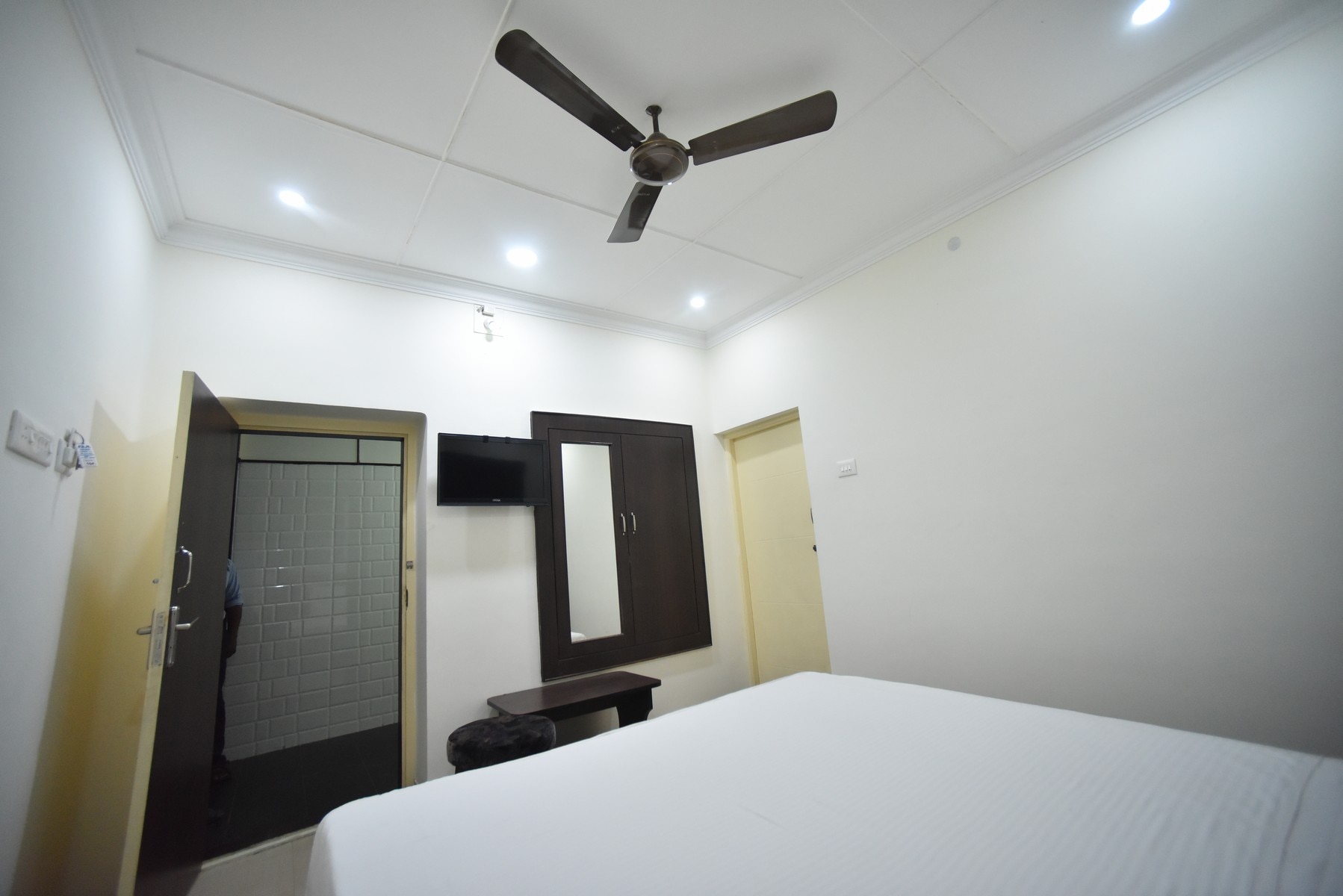 PRM Aruna Lodge - Tap to explore photos