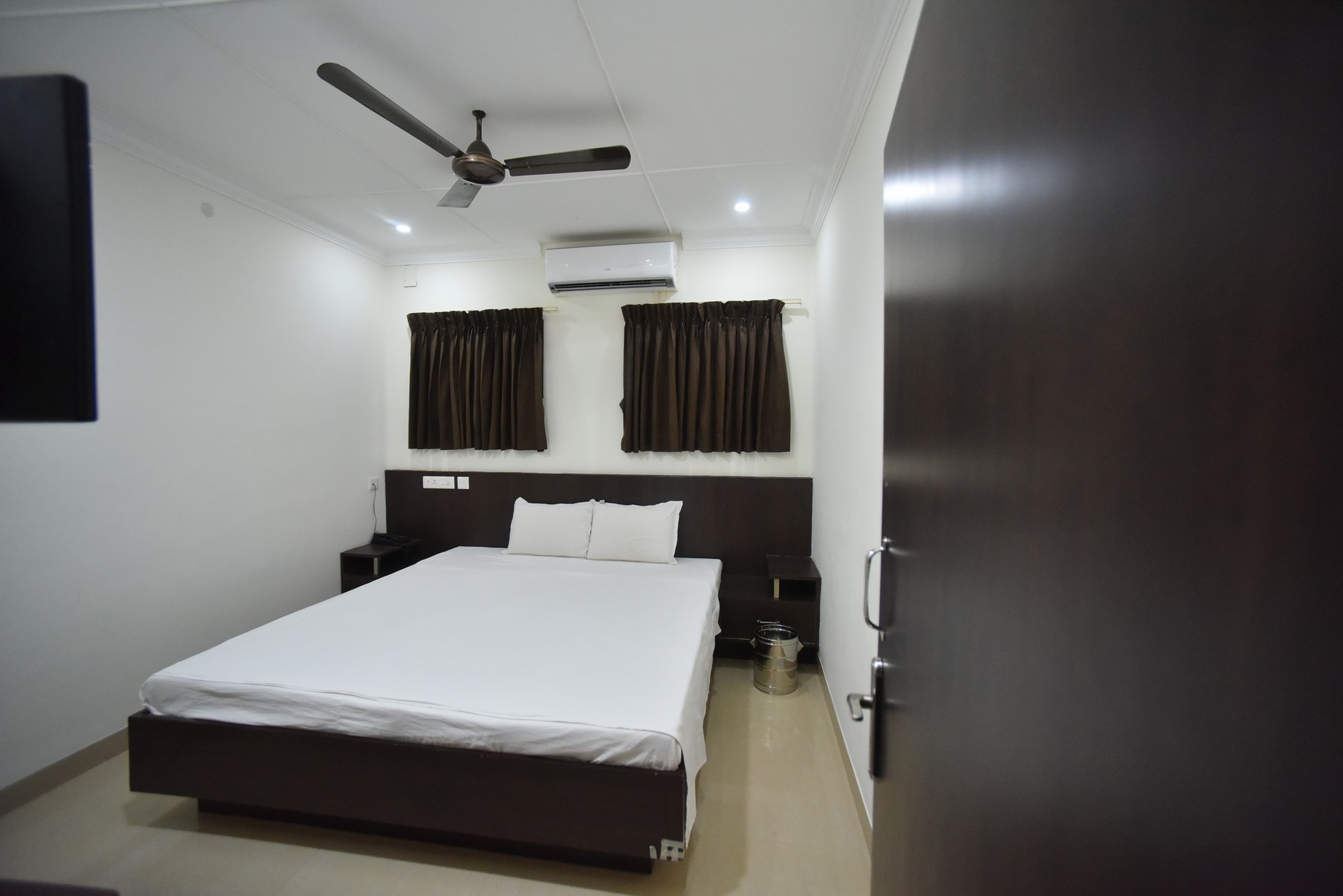 PRM Aruna Lodge  - Tap to explore photos