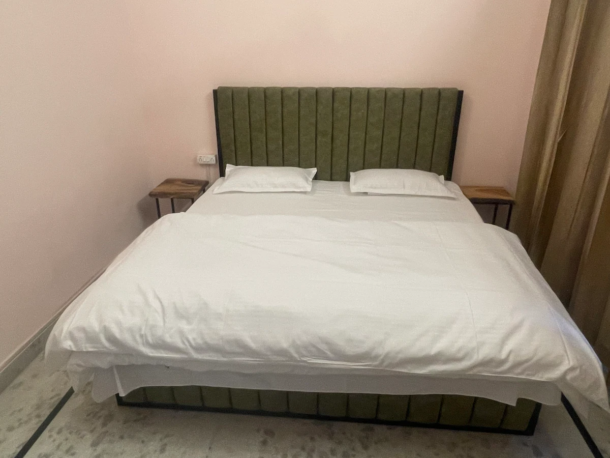 Independent Silver Oaks at Dalanwala 4 BHK - Tap to explore photos