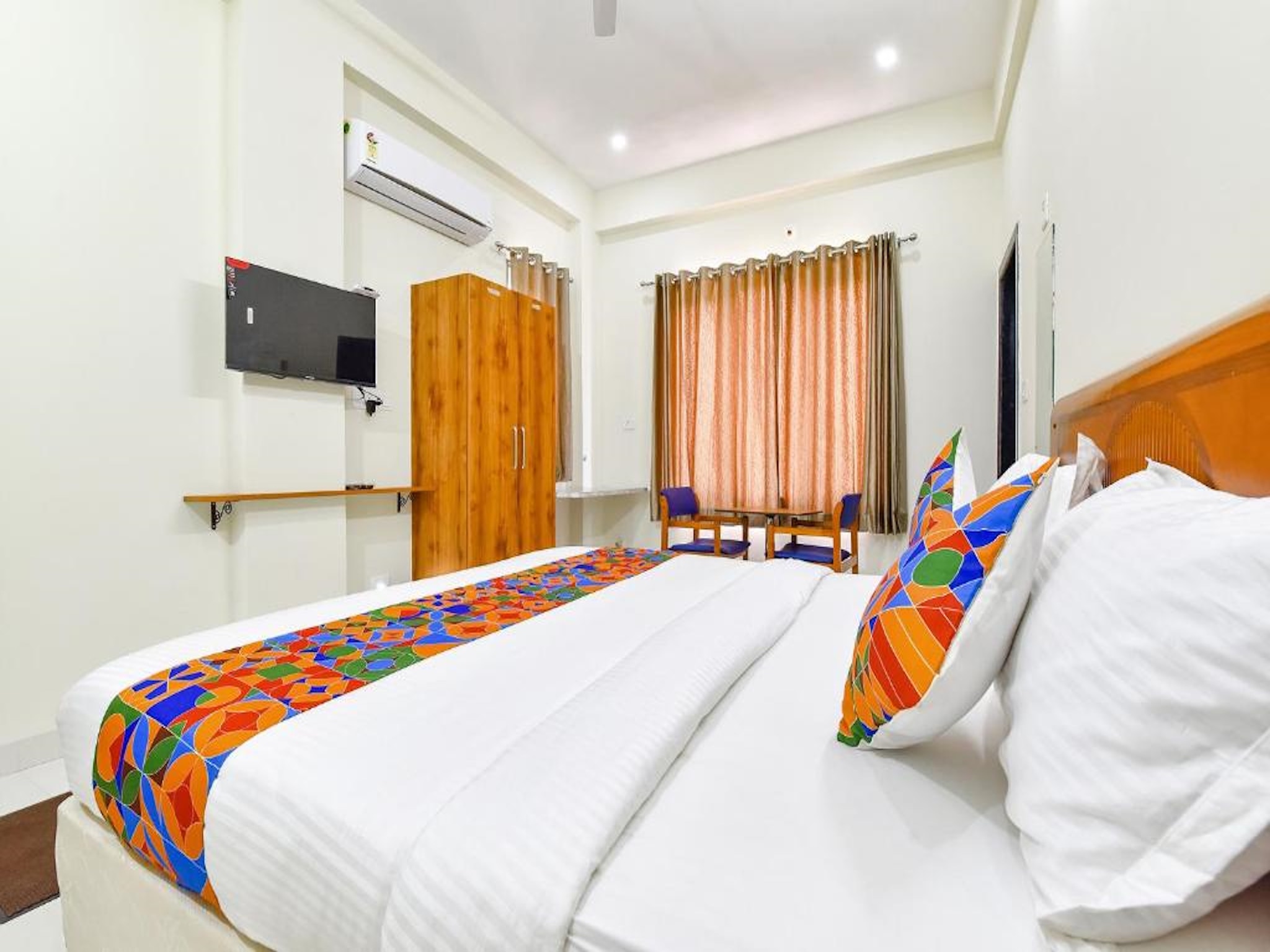The Rainbow Hotel - 05 Mins from Lake Pichola - Tap to explore photos